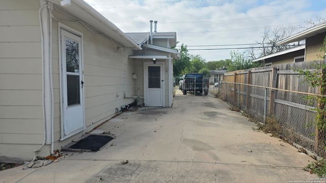 3627 W Poplar, San Antonio, TX 78228