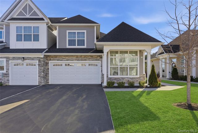 214 Belmont Circle, Yaphank, NY 11980