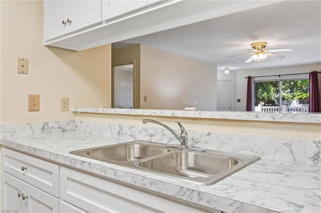 1 Tamarisk Quay Apt B, Hampton, VA 23666