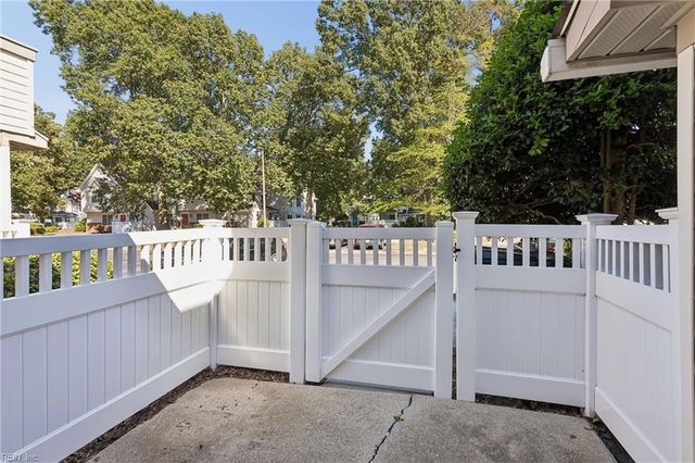 1 Tamarisk Quay Apt B, Hampton, VA 23666