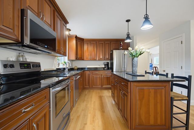 4 Hampshire Hills Drive, Bow, NH 03304
