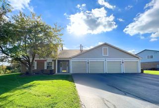 320 Crestview Drive B, Wauconda, IL 60084
