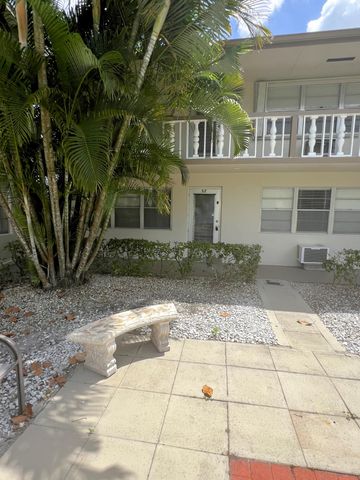 52 Dorchester, West Palm Beach, FL 33417