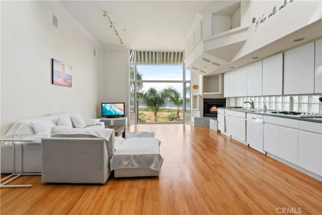 24 C Pacific Avenue, Surfside, CA 90743