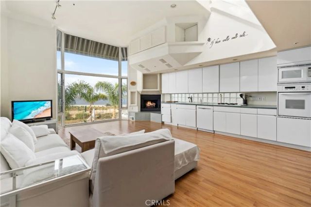 24 C Pacific Avenue, Surfside, CA 90743