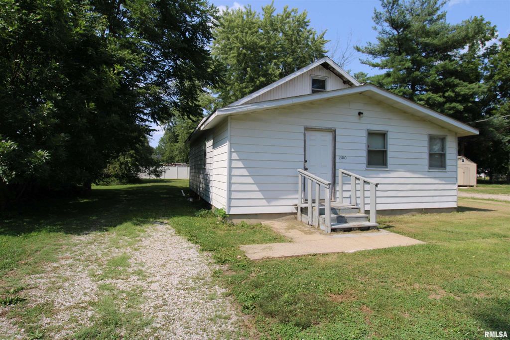 Image 1 of property listing at 1300 SPRUCE, Salem, IL 62881