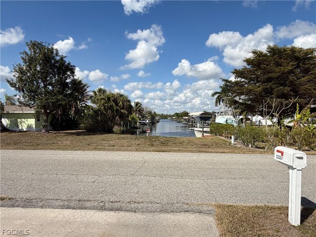12213 De Moya DR, Fort Myers, FL 33905
