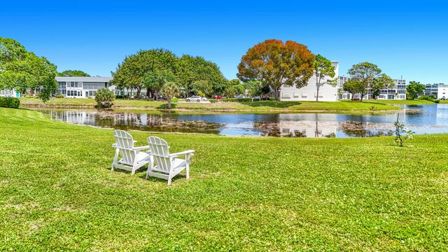 2114 Oakridge V, Deerfield Beach, FL 33442
