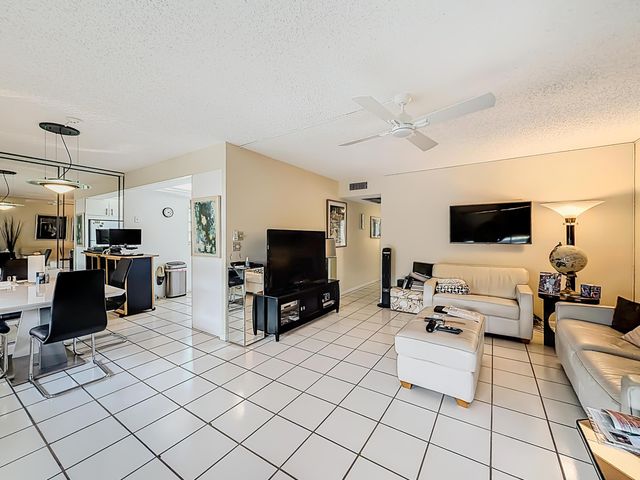2114 Oakridge V, Deerfield Beach, FL 33442
