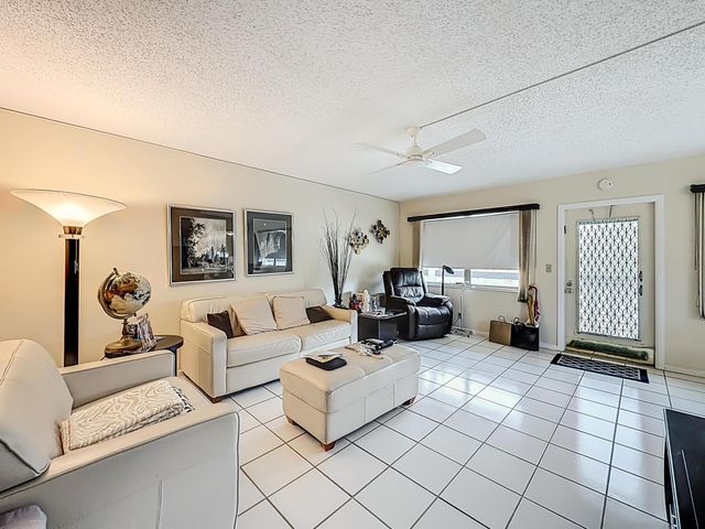 2114 Oakridge V, Deerfield Beach, FL 33442