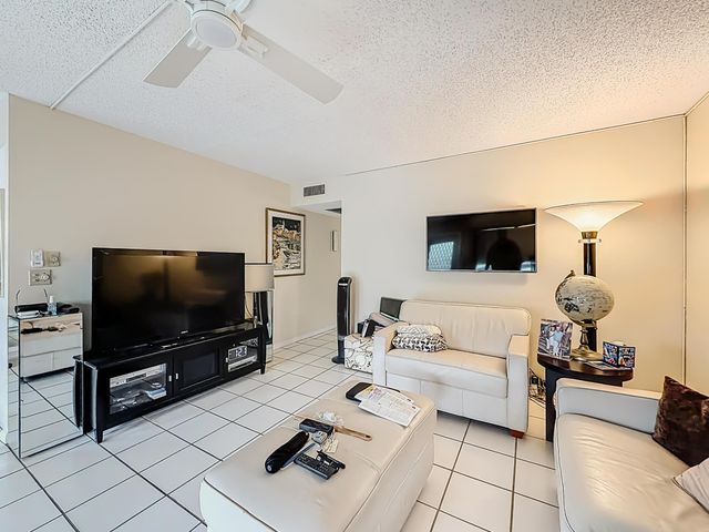 2114 Oakridge V, Deerfield Beach, FL 33442