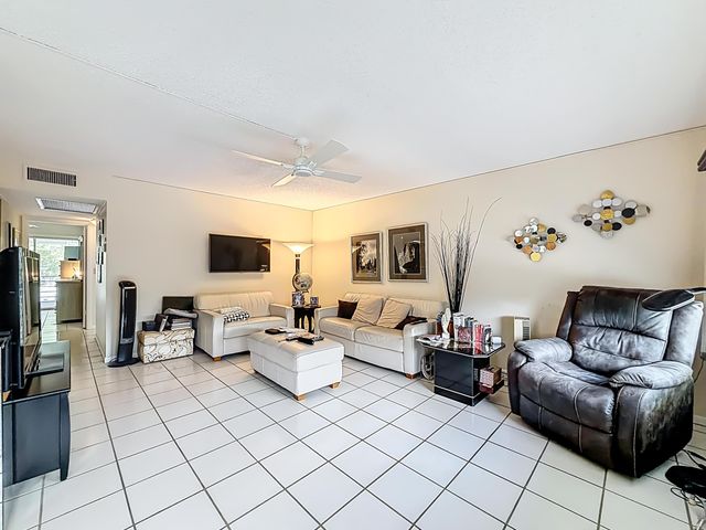 2114 Oakridge V, Deerfield Beach, FL 33442