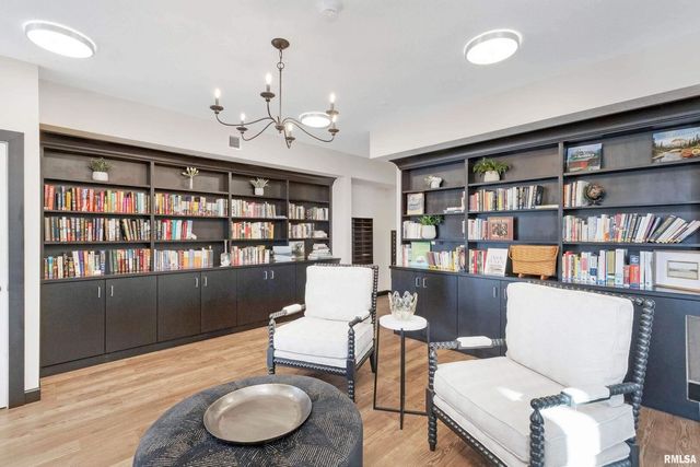 2592 MIDDLE Road 220, Bettendorf, IA 52722