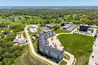 2592 MIDDLE Road 220, Bettendorf, IA 52722