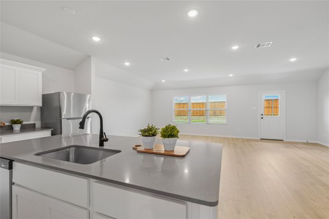 610 Ridgewood Drive, Van Alstyne, TX 75495