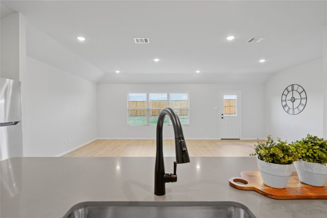 610 Ridgewood Drive, Van Alstyne, TX 75495