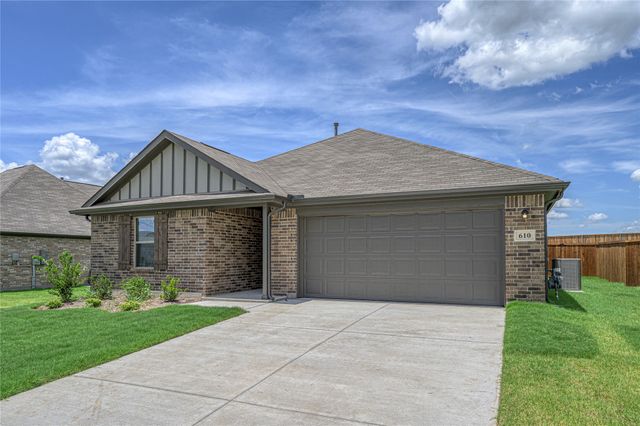 610 Ridgewood Drive, Van Alstyne, TX 75495