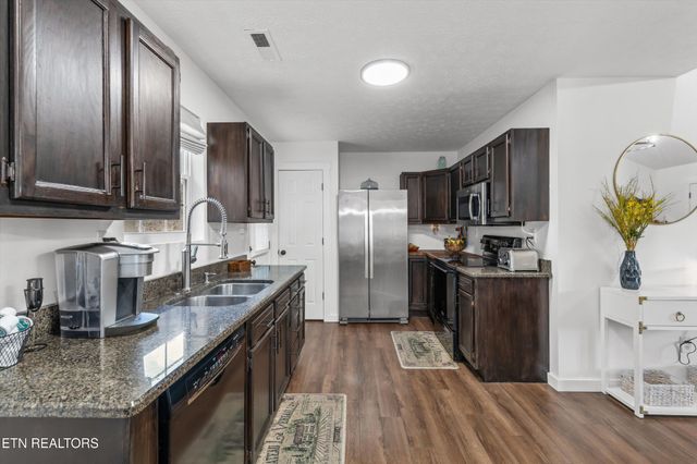 393 Lane Hollow Rd, Sevierville, TN 37876