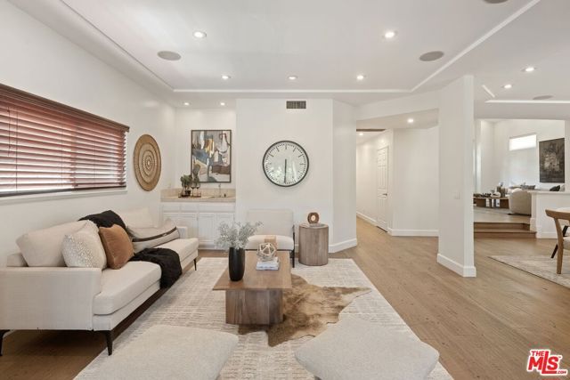 15232 Hartsook Street, Sherman Oaks, CA 91403