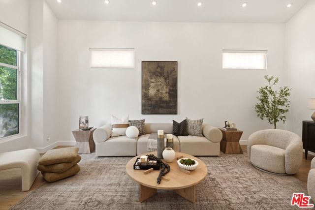 15232 Hartsook Street, Sherman Oaks, CA 91403