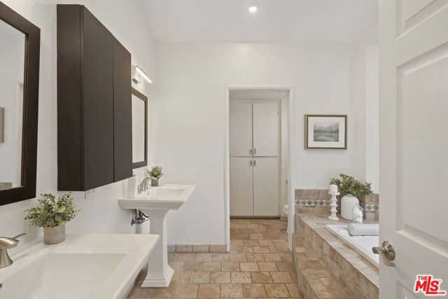 15232 Hartsook Street, Sherman Oaks, CA 91403