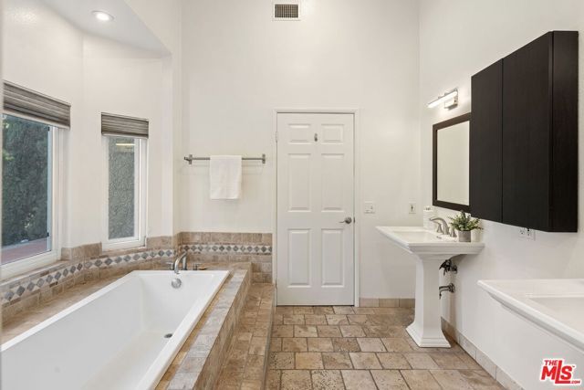 15232 Hartsook Street, Sherman Oaks, CA 91403