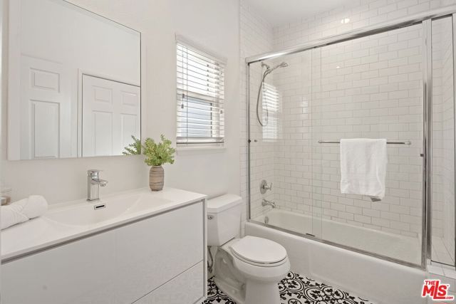 15232 Hartsook Street, Sherman Oaks, CA 91403