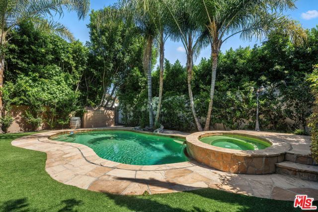 15232 Hartsook Street, Sherman Oaks, CA 91403