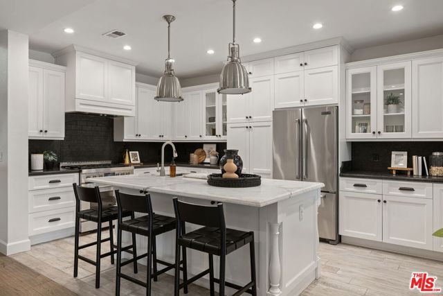 15232 Hartsook Street, Sherman Oaks, CA 91403