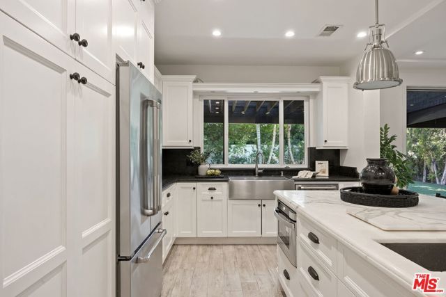 15232 Hartsook Street, Sherman Oaks, CA 91403