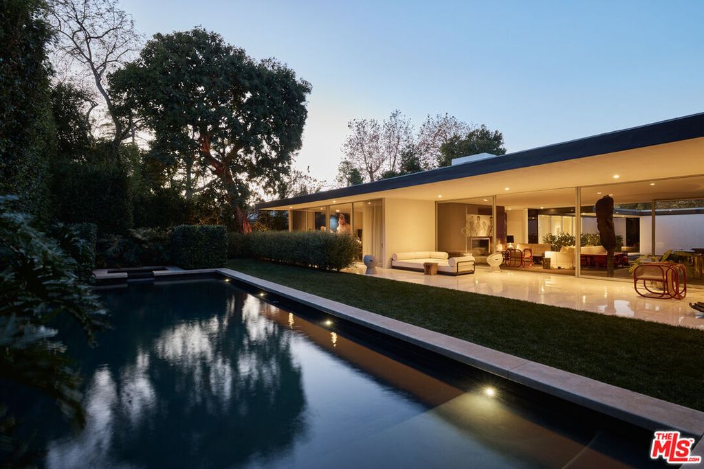 Image 1 of property listing at 1141 Angelo Dr, Beverly Hills, CA 90210