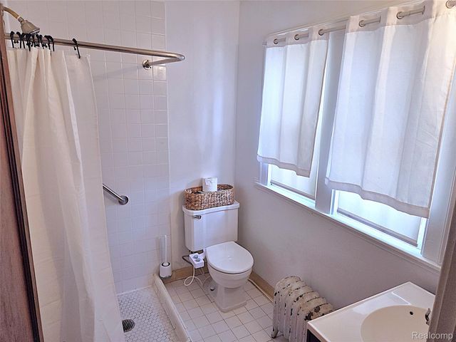 205 E Iroquois Road, Pontiac, MI 48341
