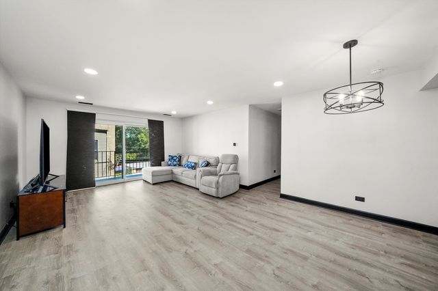 2615 W FOSTER Avenue 201, Chicago, IL 60625