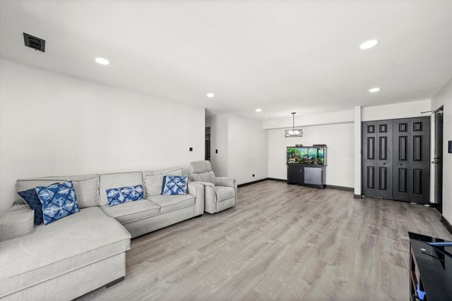 2615 W FOSTER Avenue 201, Chicago, IL 60625