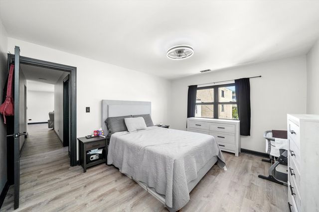 2615 W FOSTER Avenue 201, Chicago, IL 60625