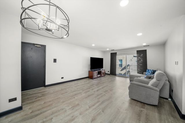 2615 W FOSTER Avenue 201, Chicago, IL 60625