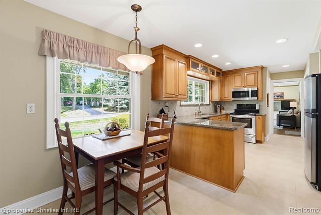 932 S Reading Road, Bloomfield Hills, MI 48304