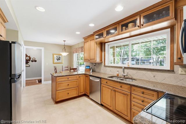 932 S Reading Road, Bloomfield Hills, MI 48304
