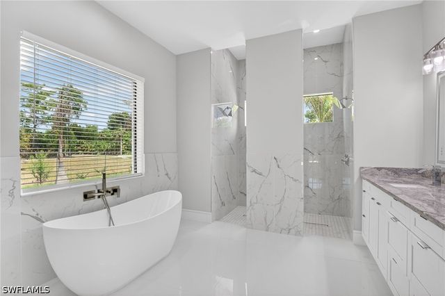 563 15th ST NW, Naples, FL 34120