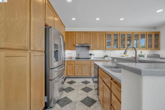 281 W Country Club Dr, Brentwood, CA 94513