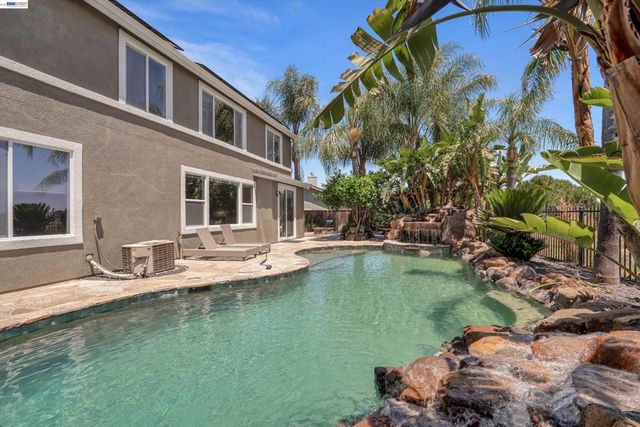 281 W Country Club Dr, Brentwood, CA 94513
