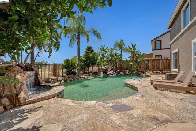 281 W Country Club Dr, Brentwood, CA 94513