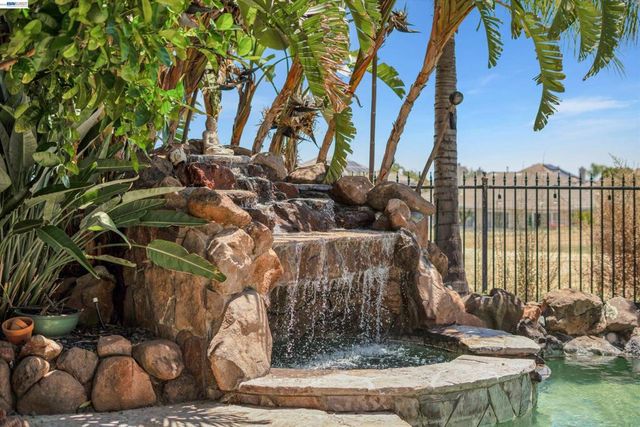 281 W Country Club Dr, Brentwood, CA 94513