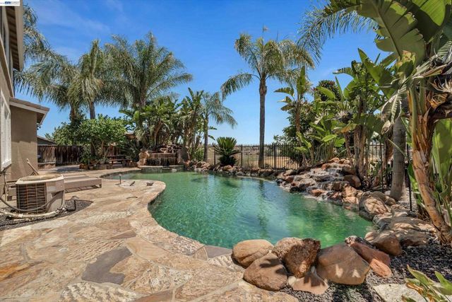 281 W Country Club Dr, Brentwood, CA 94513