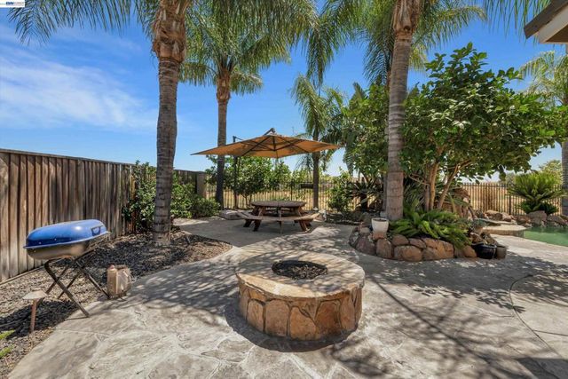 281 W Country Club Dr, Brentwood, CA 94513