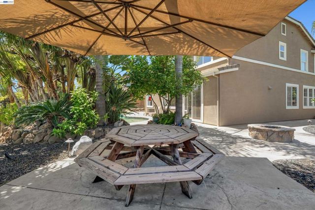 281 W Country Club Dr, Brentwood, CA 94513