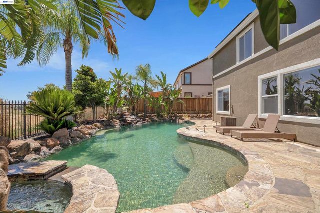 281 W Country Club Dr, Brentwood, CA 94513