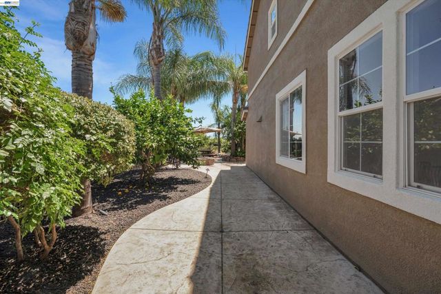 281 W Country Club Dr, Brentwood, CA 94513