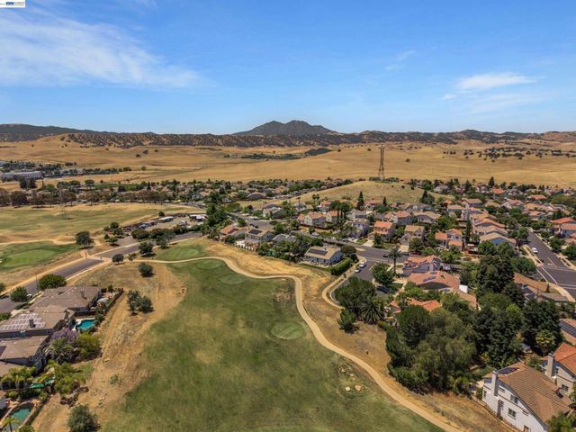 281 W Country Club Dr, Brentwood, CA 94513