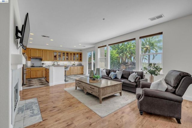 281 W Country Club Dr, Brentwood, CA 94513